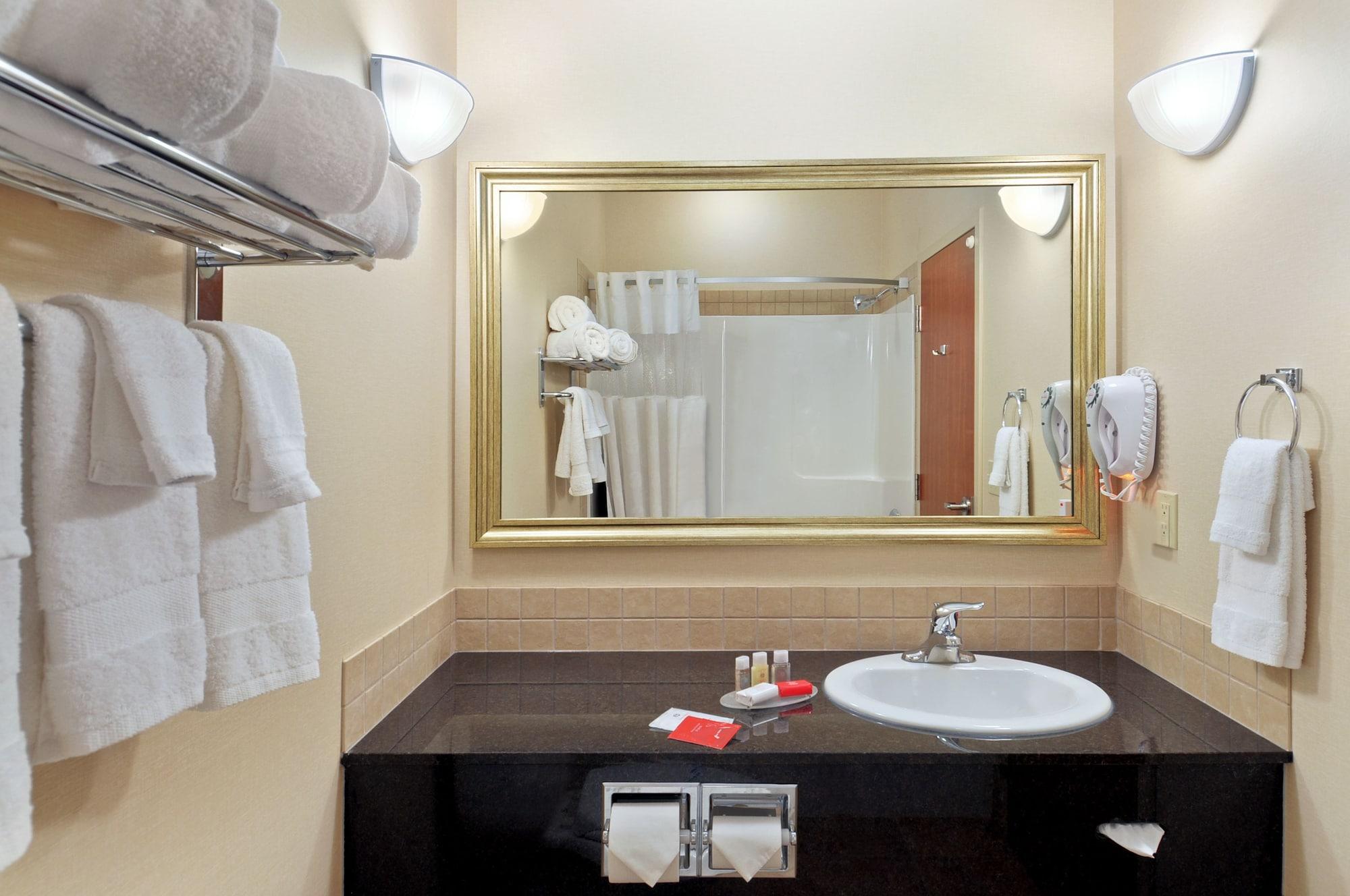 Ramada By Wyndham Lac La Biche Eksteriør bilde