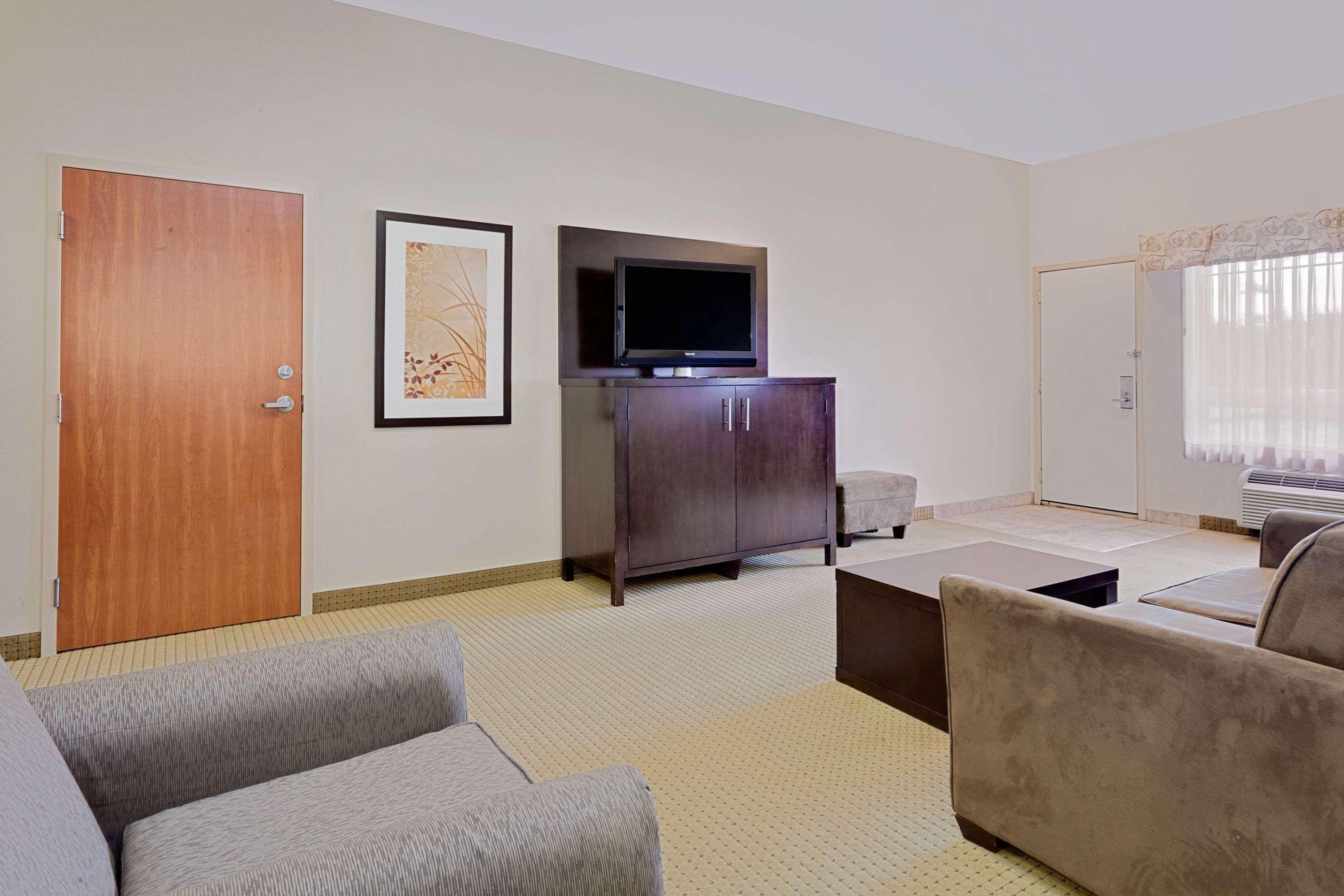 Ramada By Wyndham Lac La Biche Eksteriør bilde