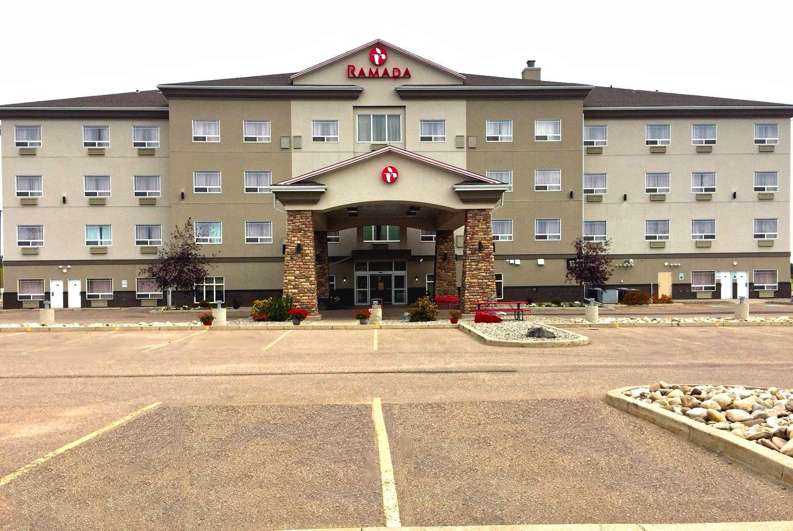 Ramada By Wyndham Lac La Biche Eksteriør bilde