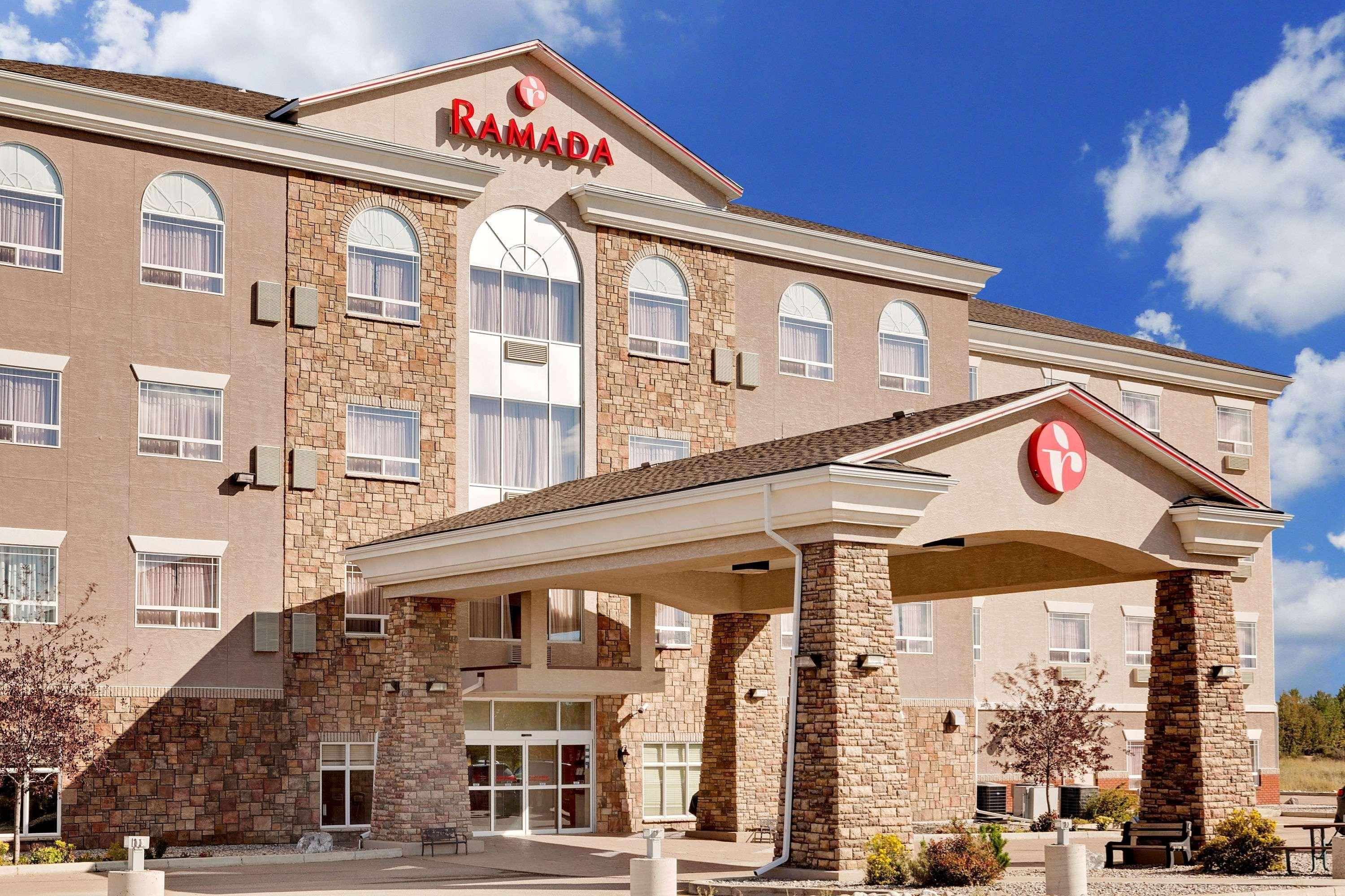 Ramada By Wyndham Lac La Biche Eksteriør bilde
