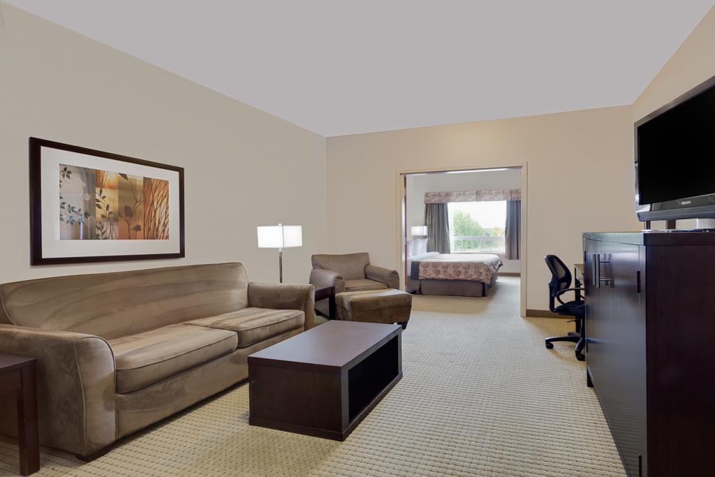 Ramada By Wyndham Lac La Biche Eksteriør bilde